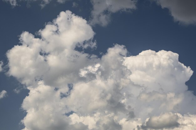 Hintergrund des blauen Himmels mit großen weißen winzigen Stratus-Zirrus-Streifenwolken