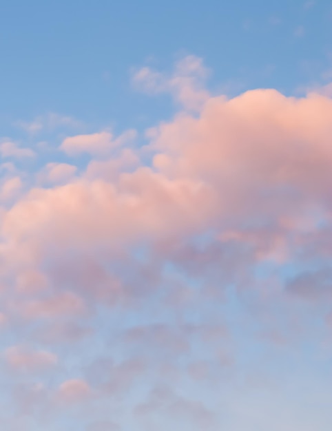 Hintergrund des blauen Himmels mit hellrosa Wolken im Sonnenuntergang