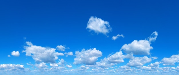 Hintergrund des blauen Himmels mit kleinen Wolken Panoramahintergrund