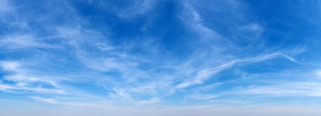 Hintergrund des blauen Himmels mit kleinen Wolken Panoramahintergrund