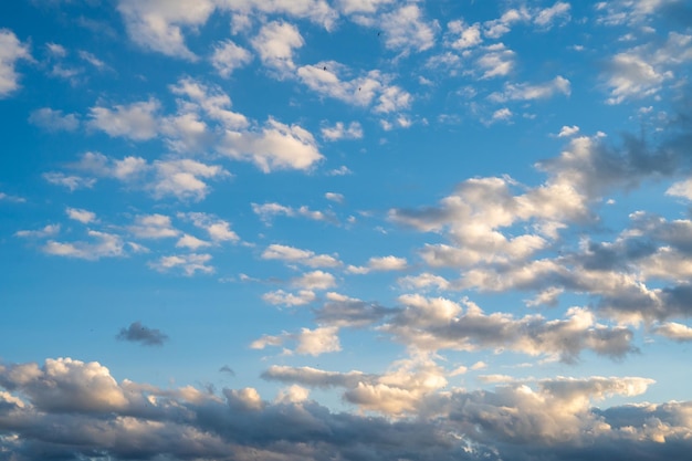 Foto hintergrund des blauen himmels mit kleinen wolken sonnenuntergangzeit