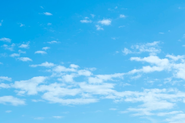 Hintergrund des blauen Himmels mit kleinen Wolken