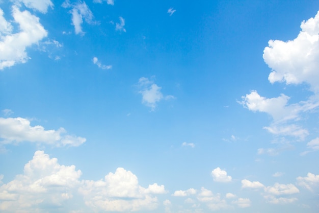 Hintergrund des blauen Himmels mit kleinen Wolken