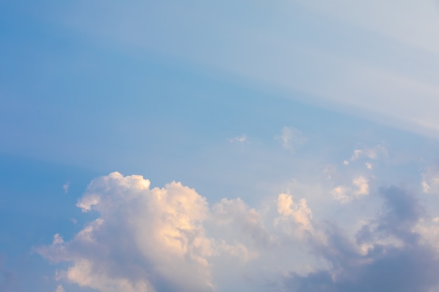 Hintergrund des blauen Himmels mit kleinen Wolken