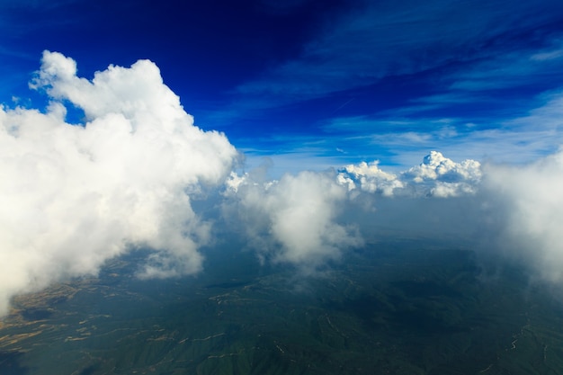 Hintergrund des blauen Himmels mit kleinen Wolken