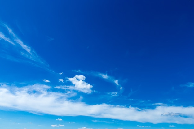 Hintergrund des blauen Himmels mit kleinen Wolken