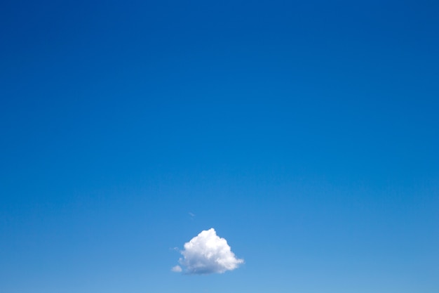 Hintergrund des blauen Himmels mit kleinen Wolken