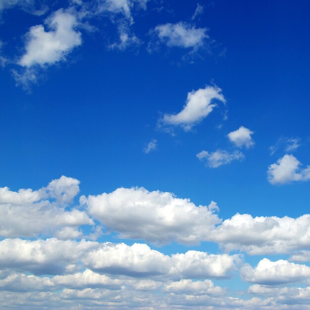 Hintergrund des blauen Himmels mit kleinen Wolken