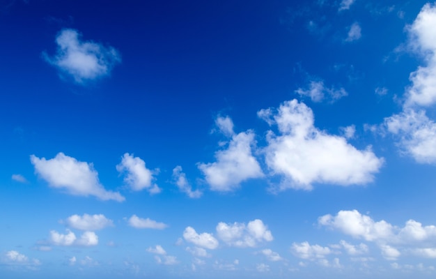 Hintergrund des blauen Himmels mit kleinen Wolken.