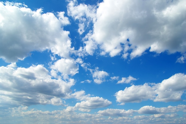 Hintergrund des blauen Himmels mit kleinen Wolken