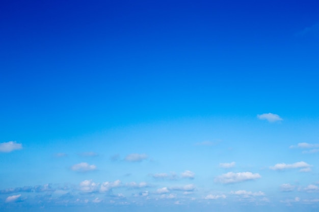 Hintergrund des blauen Himmels mit kleinen Wolken