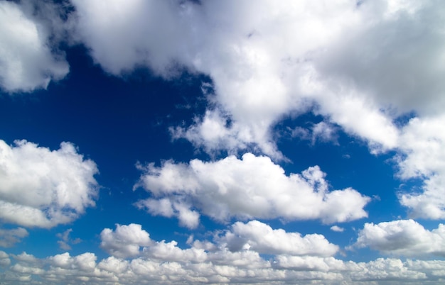 Hintergrund des blauen Himmels mit kleinen Wolken