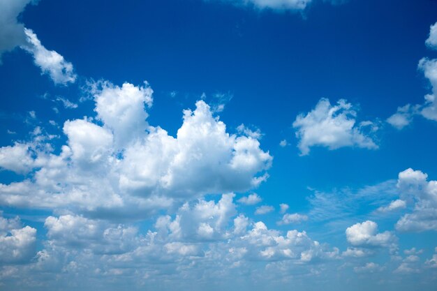 Hintergrund des blauen Himmels mit kleinen Wolken