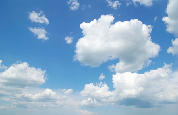 Hintergrund des blauen Himmels mit kleinen Wolken