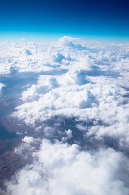 Hintergrund des blauen Himmels mit kleinen WolkenxAxA