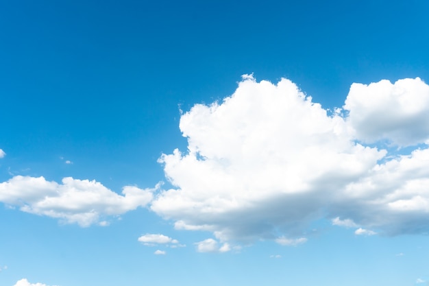 Hintergrund des blauen Himmels mit schönen Wolken