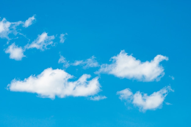 Hintergrund des blauen Himmels mit schönen Wolken