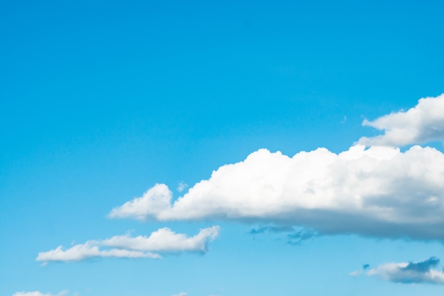 Hintergrund des blauen Himmels mit schönen Wolken