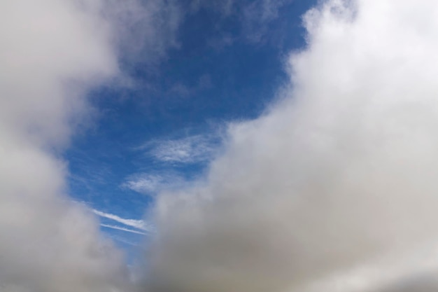 Hintergrund des blauen Himmels mit sich bewegenden Wolken..