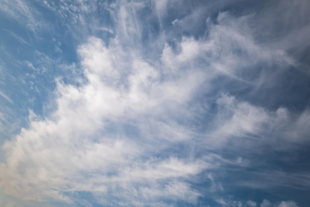 Hintergrund des blauen Himmels mit weiß gestreiften Wolken Panorama des blauen Himmels kann als Ersatz für den Himmel verwendet werden