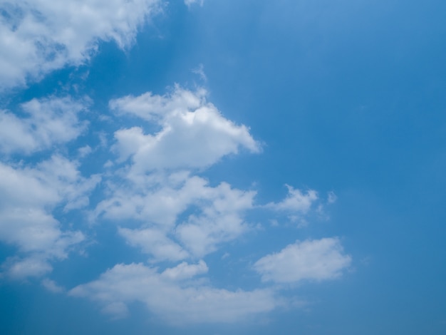 Foto hintergrund des blauen himmels mit weißem kleinem bewölktem