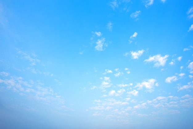 Hintergrund des blauen Himmels mit weißem Wolkensonnenuntergang.