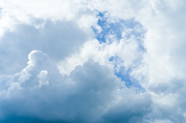 Hintergrund des blauen Himmels mit weißen flauschigen Wolken - Bild