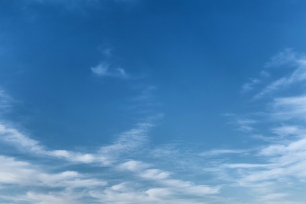 Hintergrund des blauen Himmels mit weißen Wolken kopieren Raum