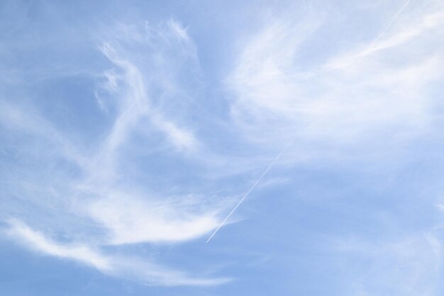 Hintergrund des blauen Himmels mit weißen Wolken. Schönheit der Natur.