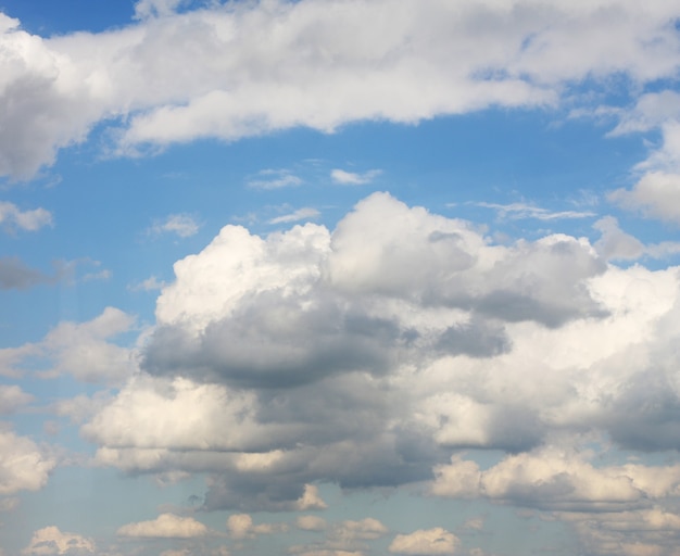 Hintergrund des blauen Himmels mit weißen Wolken