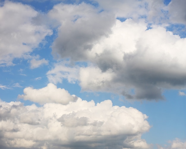 Hintergrund des blauen Himmels mit weißen Wolken