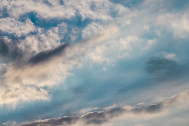 Hintergrund des blauen Himmels mit weißen Wolken