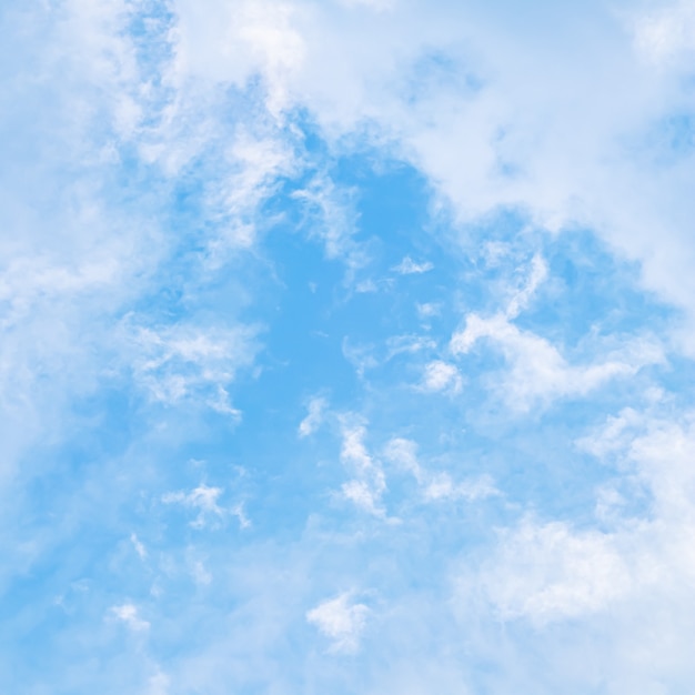 Hintergrund des blauen Himmels mit weißen Wolken