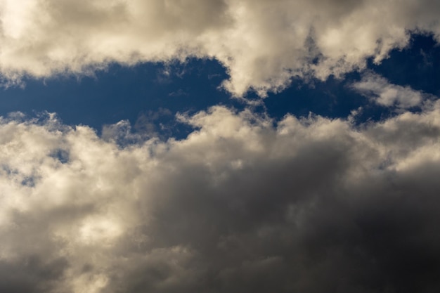 Hintergrund des blauen Himmels mit weißen Wolken