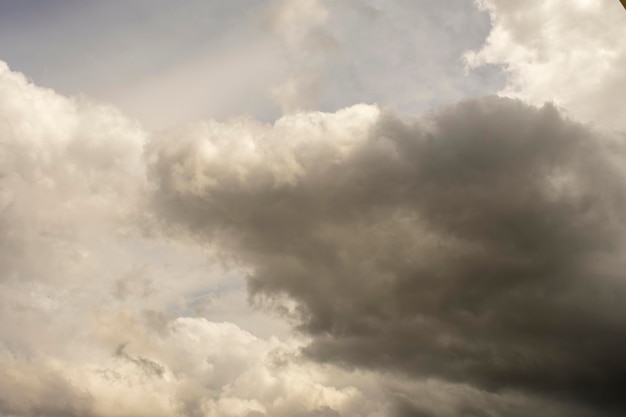 Hintergrund des blauen Himmels mit weißen Wolken