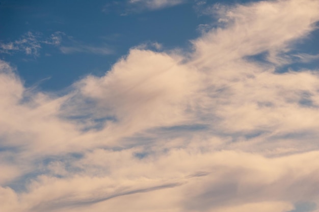 Hintergrund des blauen Himmels mit weißen Wolken