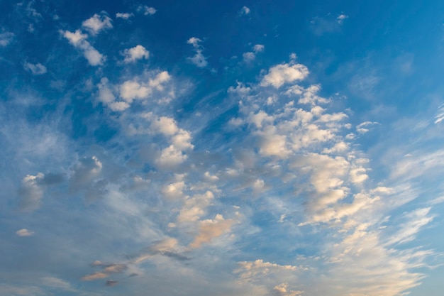 Hintergrund des blauen Himmels mit weißen Wolken