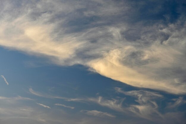 Hintergrund des blauen Himmels mit weißen Wolken