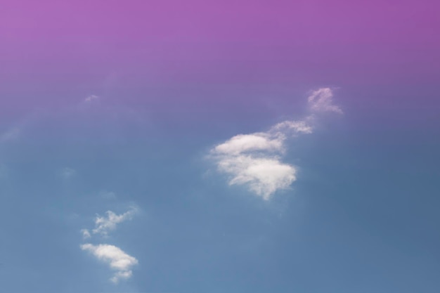 Hintergrund des blauen Himmels mit winzigen Wolken Filmischer farbiger Himmel mit Wolken