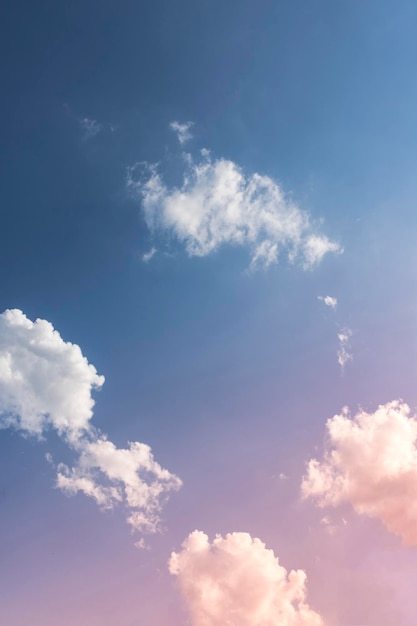 Hintergrund des blauen Himmels mit winzigen Wolken Filmischer farbiger Himmel mit Wolken