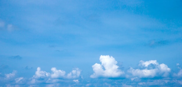 Hintergrund des blauen Himmels mit winzigen Wolkenwolken im blauen Himmel
