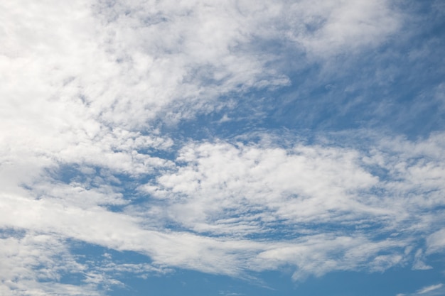 Hintergrund des blauen Himmels mit Wolke.