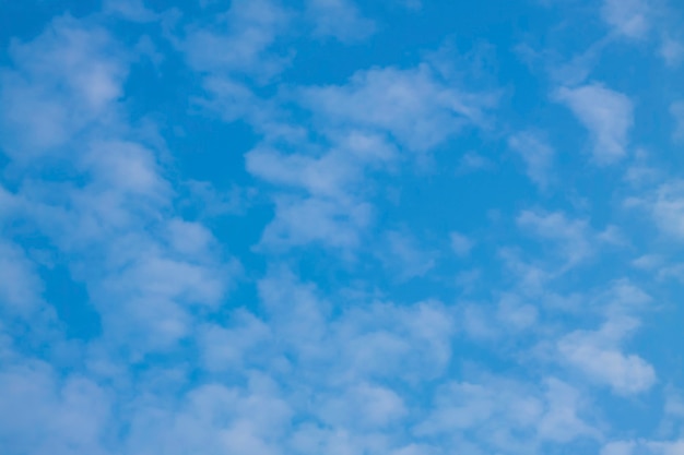 Hintergrund des blauen Himmels mit Wolke.