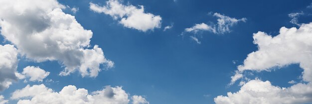 Hintergrund des blauen Himmels mit Wolken an einem Sommertag. Panoramablick