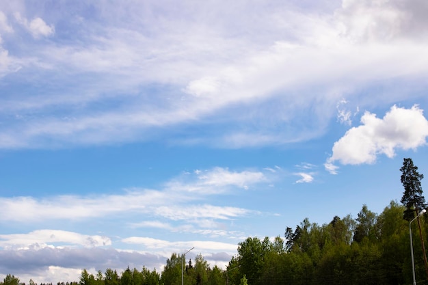 Hintergrund des blauen Himmels mit Wolken im Sonnenlicht