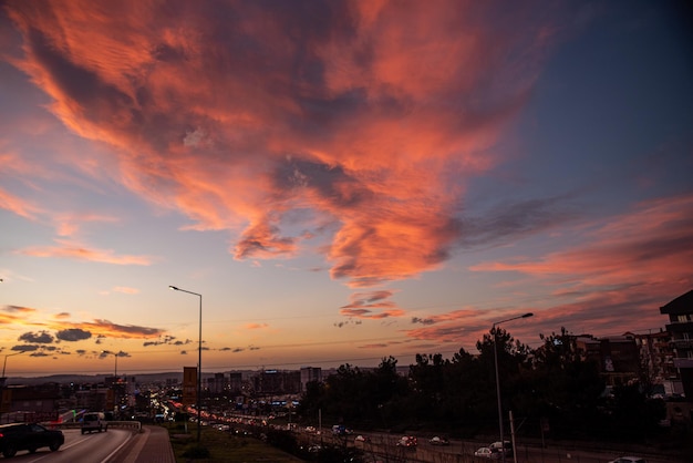 Foto hintergrund des blauen himmels mit wolken. schöner sonnenunterganghimmel über wolken mit dramatischem licht. flauschige wolke