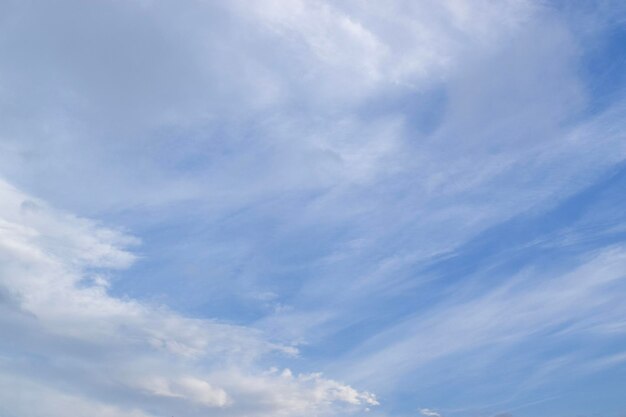 Hintergrund des blauen Himmels mit Wolken