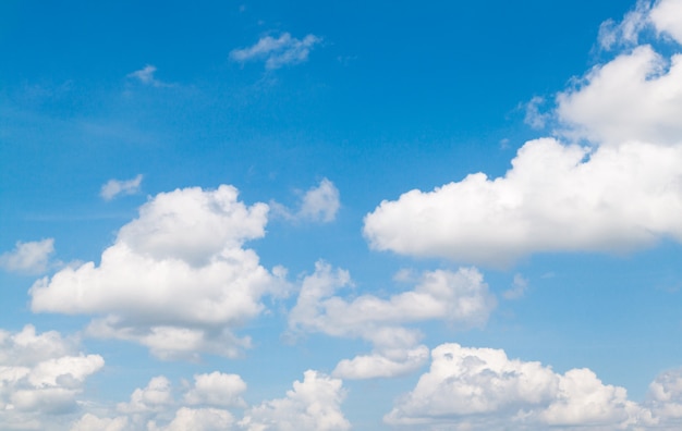 Hintergrund des blauen Himmels mit Wolken