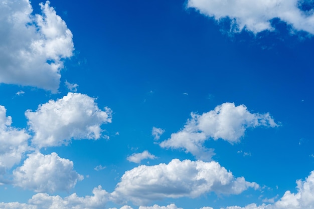 Hintergrund des blauen Himmels mit Wolken