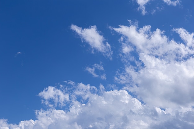 Hintergrund des blauen Himmels mit Wolken